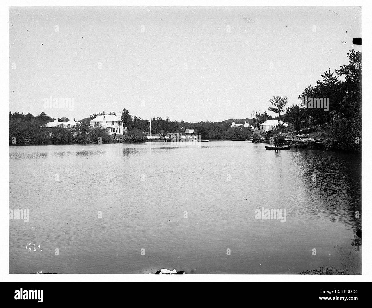 Bermudasole. Küstenlandschaft. Blick in eine Bucht mit Bootsanlegestelle und hellen Wohnhäusern Stockfoto