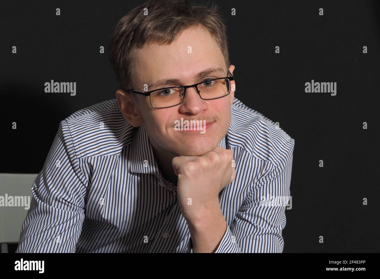 Das Porträt eines jungen Mannes von europäischen Auftritt in Brille lächelnd. Stockfoto