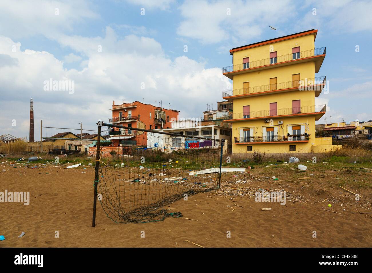 Napoli (Italien) - Bagnoli, Coroglio Strand, im westlichen Teil von Napoli, ex Bereich der ​​the Italsider Fabriken. Umweltzerstörung Stockfoto