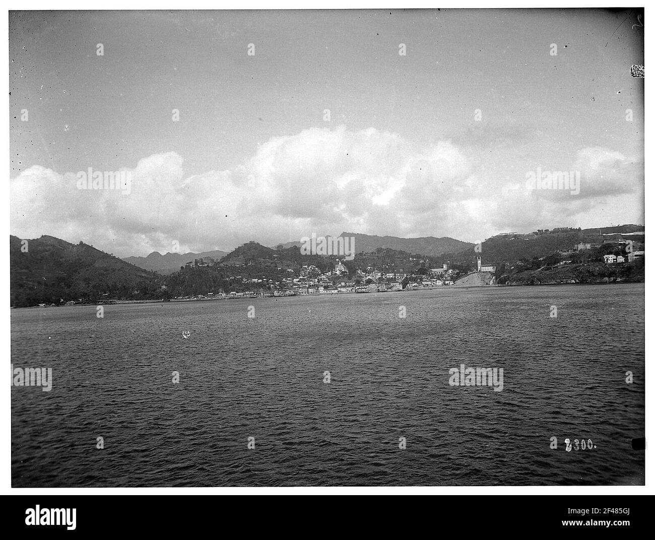 St. George, Grenada. Blick von einem Kreuzfahrtschiff von Hapag auf Stadt- und Küstenstreifen gegen Berge Stockfoto
