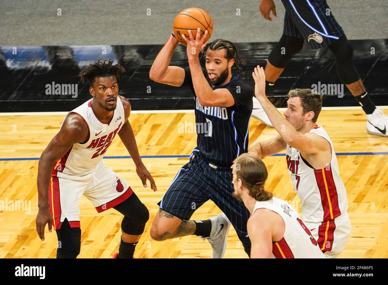 Orlando, Florida, USA, 14. März 2021, Orlando Magic Spieler Michael Carter-Williams #7 macht einen Pass im Amway Center (Foto: Marty Jean-Louis) Stockfoto