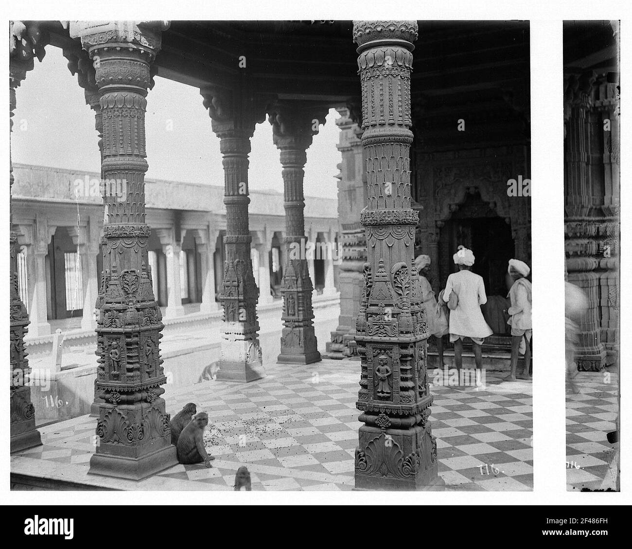 Varanasi (Benares), Indien. Blick in der prachtvoll verzierten Säulenhalle des Affentempels (Hanuman) mit Hindus und Affen Stockfoto