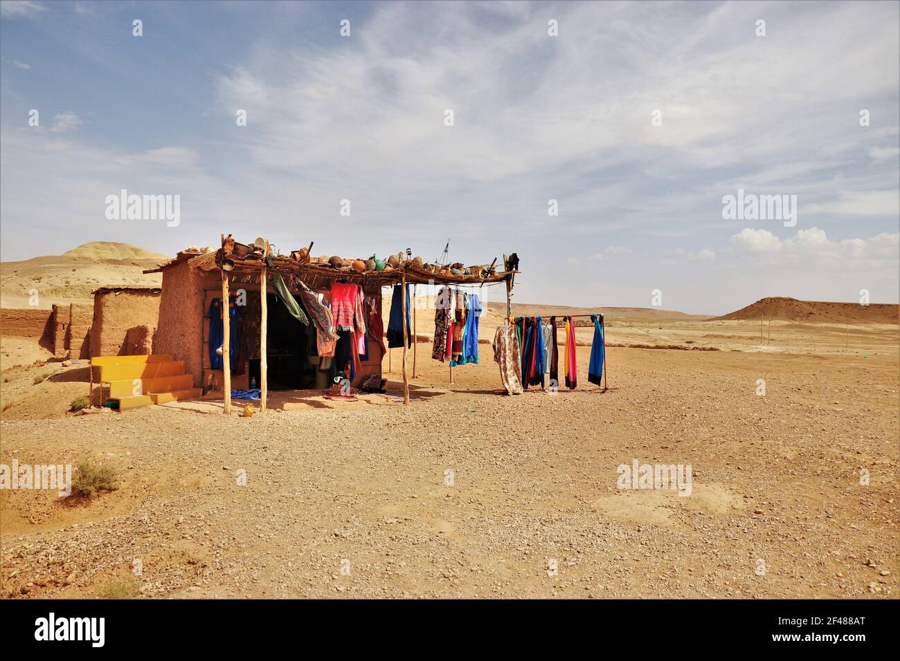 Souvenir Hut Verkauf von Schals in der Mitte des marokkanischen Dessert im Atlasgebirge bei Ait Benhaddou, Marokko Stockfoto