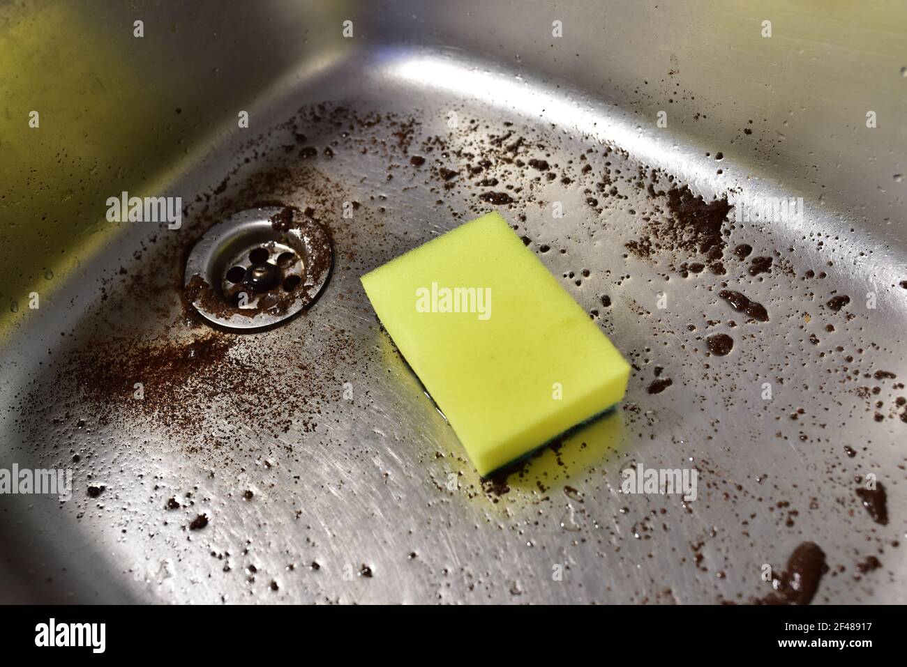 Schwamm mit Waschmittel und Schaum beim Waschen der Spüle in der Küche.  Geschirr und Sanitär waschen. Schwämme zum Waschen und Reinigen von  Schmutz. Entfernen von Greas Stockfotografie - Alamy