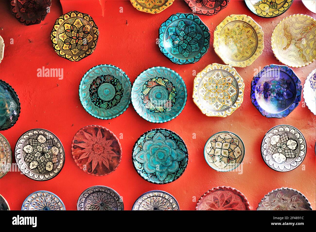 Keramikplatten zum Verkauf in der Medina von Fez, Fez, Marokko Stockfoto