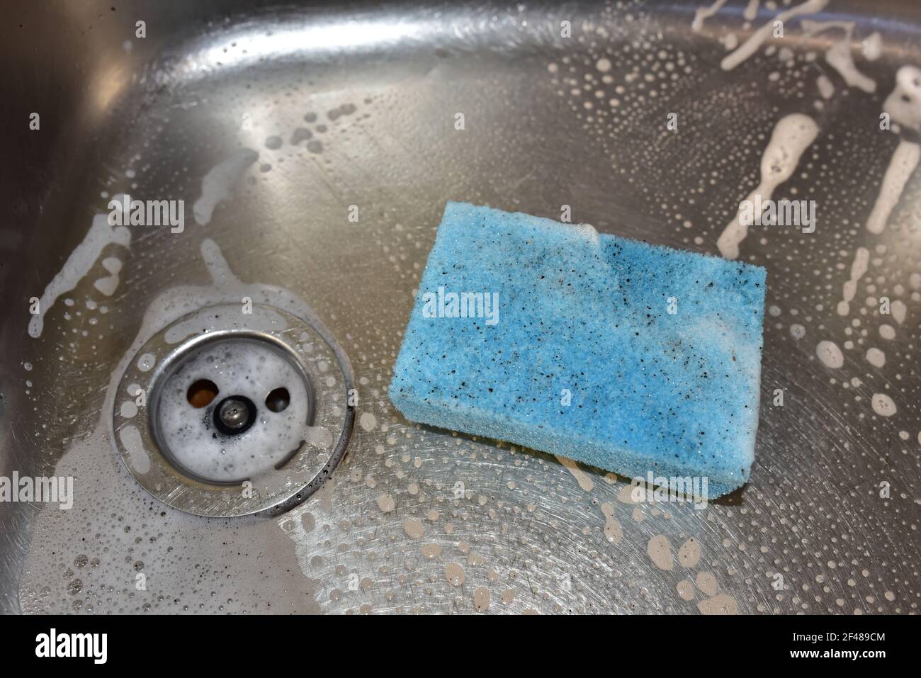 Schwamm mit Waschmittel und Schaum beim Waschen der Spüle in der Küche.  Geschirr und Sanitär waschen. Schwämme zum Waschen und Reinigen von  Schmutz. Entfernen von Greas Stockfotografie - Alamy