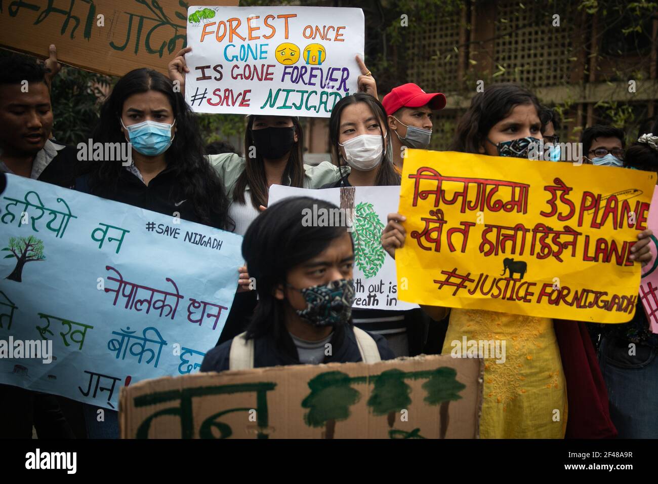 Umweltaktivisten halten Plakate, die ihre Meinung zum Ausdruck bringen, während der Demonstration gegen die Entscheidung, den Nijgadh International Airport in Bara zu bauen, der vermutlich zum Schneiden von Bäumen und Verlust der biologischen Vielfalt führt.der Flughafen liegt etwa 80 Kilometer (50 Meilen) südlich der Hauptstadt Nepals. Es wird geschätzt, dass 2,4 Millionen Bäume für den Bau des Flughafens abgeschlagen werden müssen, der voraussichtlich $3,5 Milliarden kosten wird. (Foto von Prabin Ranabhat / SOPA Images/Sipa USA) Stockfoto