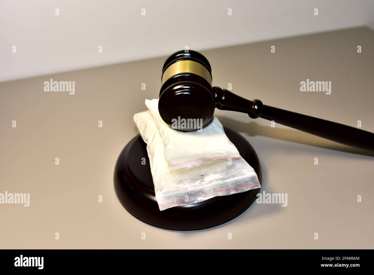 Kokain und Richter hämmern im Gerichtssaal. Rechtliche Entschuldigung und Gerechtigkeit Konzept. Strafe zu einem Straftätern für die Begehung einer Drogenstraftat. Arzneimittelgesetze. Urteil a l Stockfoto