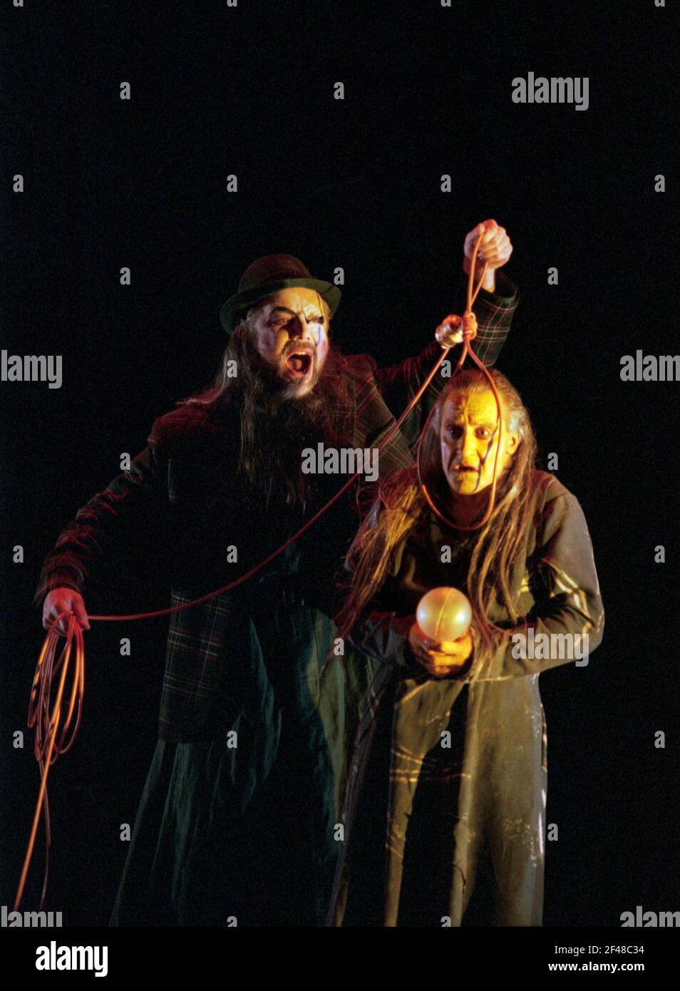 l-r: John Tomlinson (Wotan / The Wanderer), Graham Clark (MIME) in SIEGFRIED von Wagner an der Royal Opera, Covent Garden, London WC2 27/03/1995 Leitung: Bernard Haitink Gestaltung: Nigel Lowery Beleuchtung: Pat Collins Bewegung: Matthew Hamilton Regie: Richard Jones Stockfoto