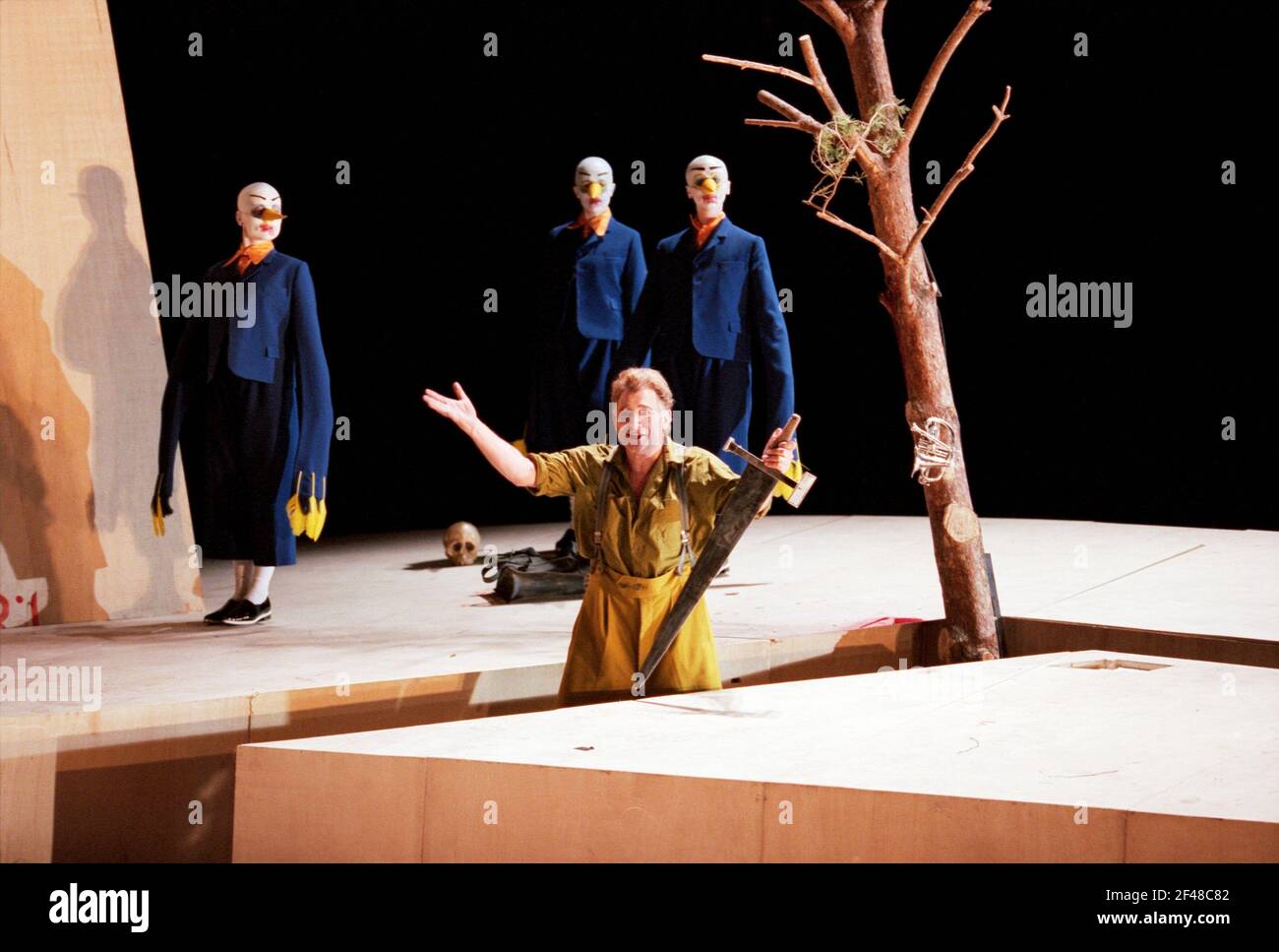 Siegfried Jerusalem (Siegfried) mit Forest Birds in SIEGFRIED von Wagner an der Royal Opera, Covent Garden, London WC2 27/03/1995 Leitung: Bernard Haitink Gestaltung: Nigel Lowery Beleuchtung: Pat Collins Bewegung: Matthew Hamilton Regie: Richard Jones Stockfoto