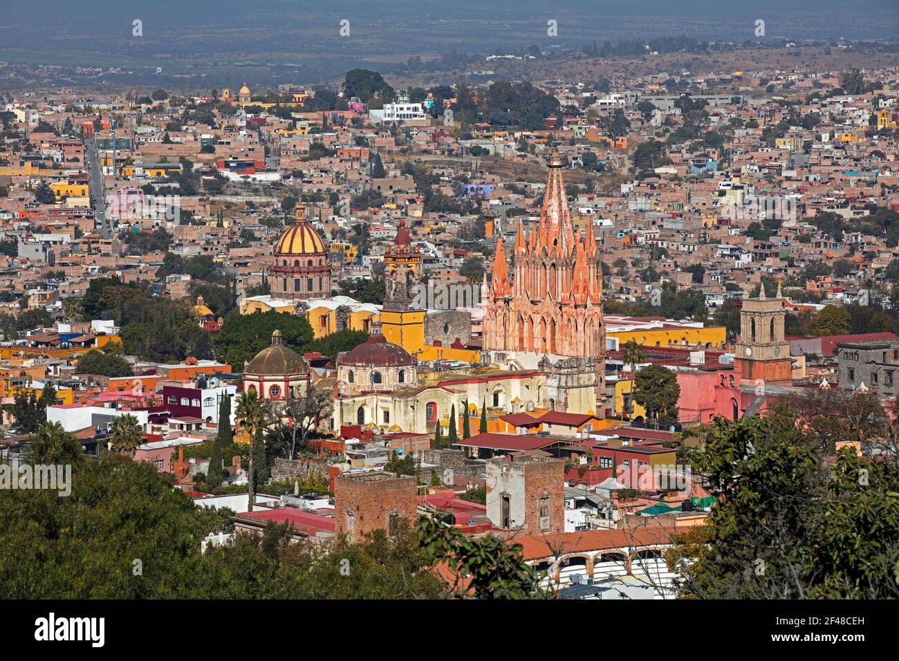 Luftaufnahme über die Stadt San Miguel de Allende und ihre neugotische Pfarrkirche La Parroquia de San Miguel Arcángel, Guanajuato, Zentralmexiko Stockfoto