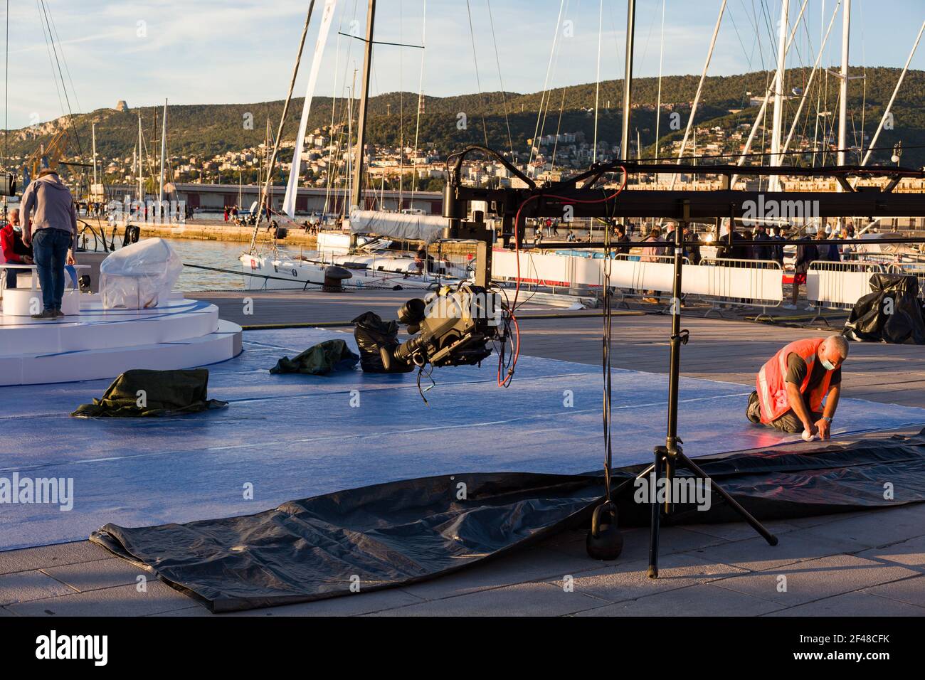 TRIEST, ITALIEN - OKTOBER 08: Die Mitarbeiter bereiten die Ausrüstung für die Live-Übertragung des Fernsehens auf der 52. Barcolana am 08. Oktober 2020 vor Stockfoto