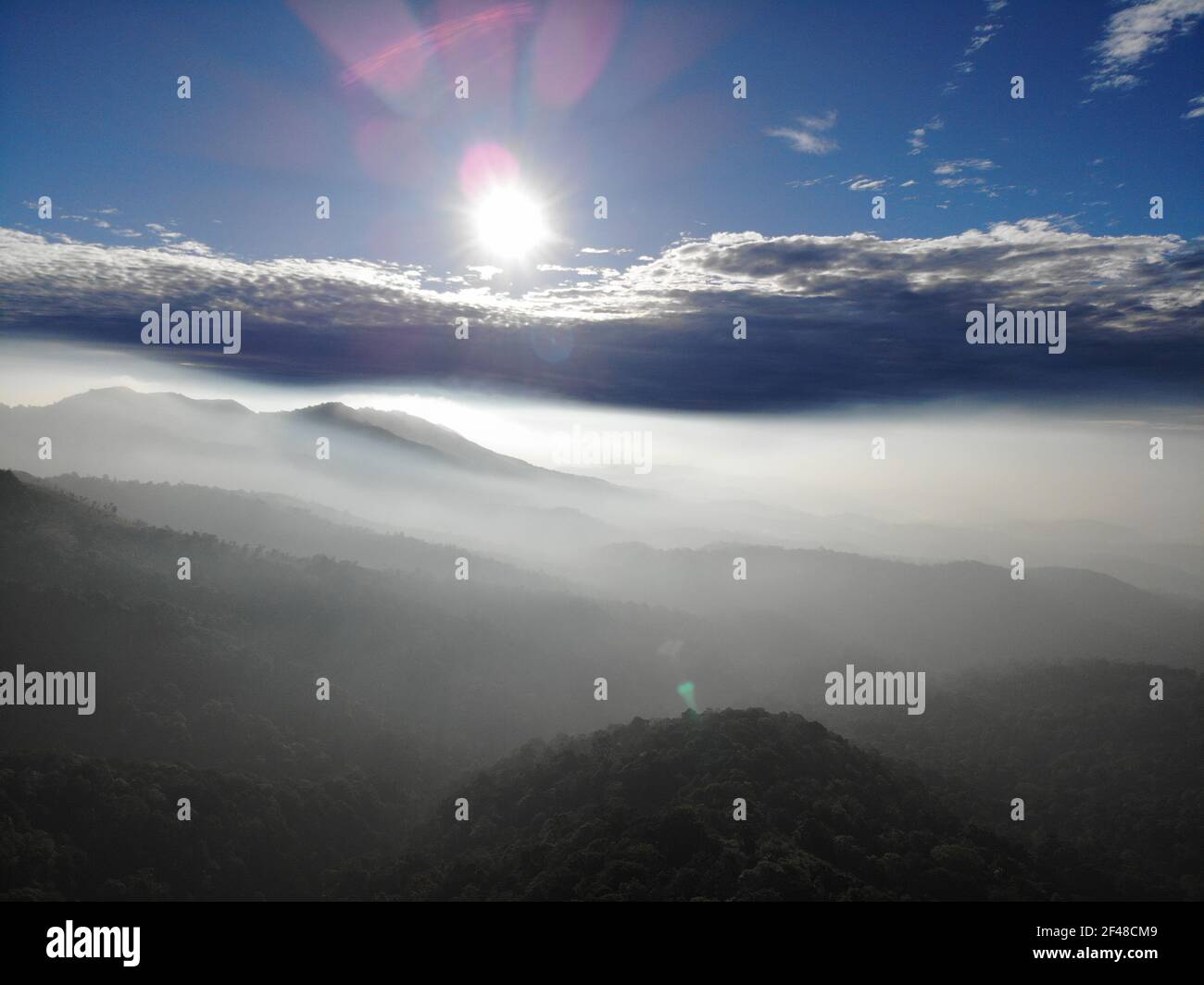 Luftaufnahme eines Berggippens in Wayanad (Kerala) fotografiert Am frühen Morgen (Drohne erschossen) Stockfoto