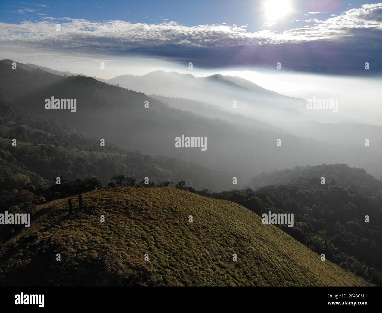Luftaufnahme eines Berggippens in Wayanad (Kerala) fotografiert Am frühen Morgen (Drohne erschossen) Stockfoto