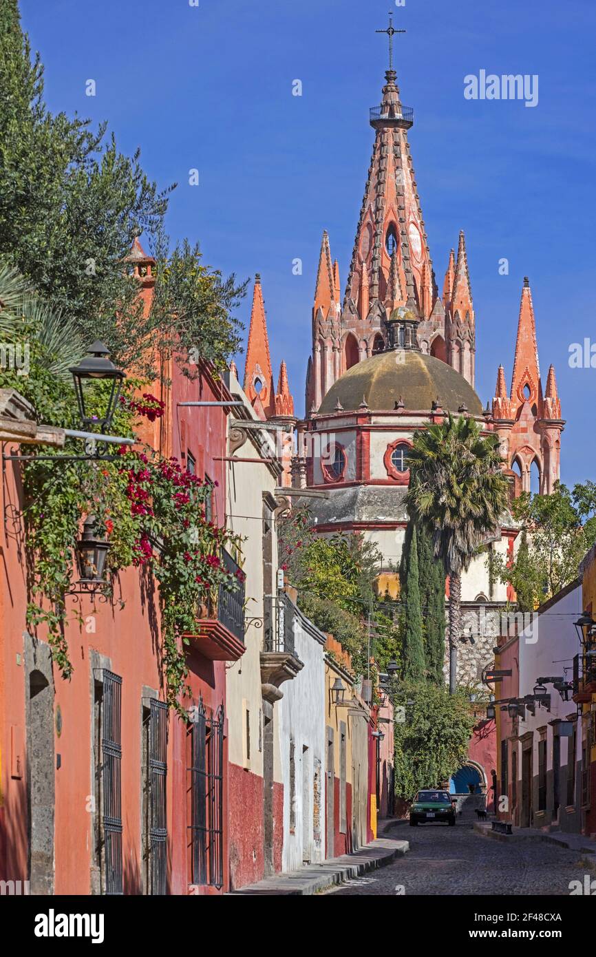 Calle Aldama in der Stadt San Miguel de Allende und seine neugotische Pfarrkirche La Parroquia de San Miguel Arcángel, Guanajuato, Zentralmexiko Stockfoto