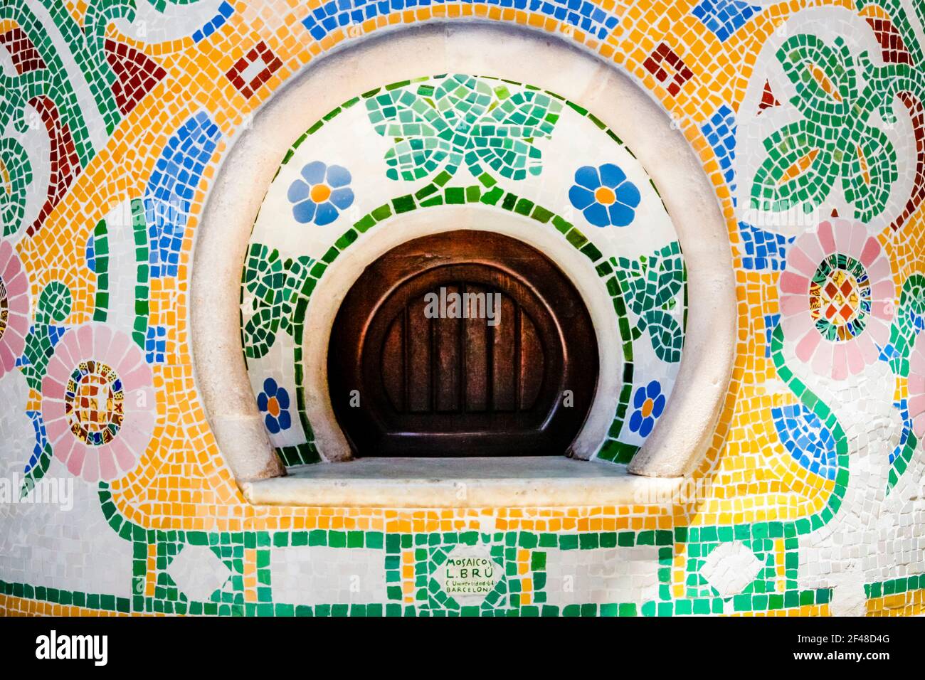 Mehrfarbige Mosaikfliesen rund um den Ticketschalter im Palau de la Musica Catalana, Barcelona, Katalonien, Spanien Stockfoto