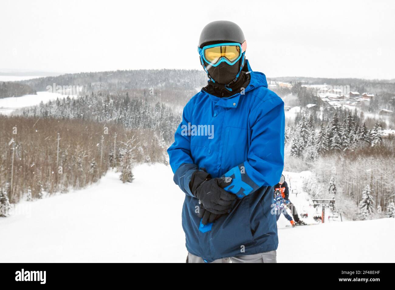 Person mit einem Snowboard auf dem Skigebiet Stockfoto