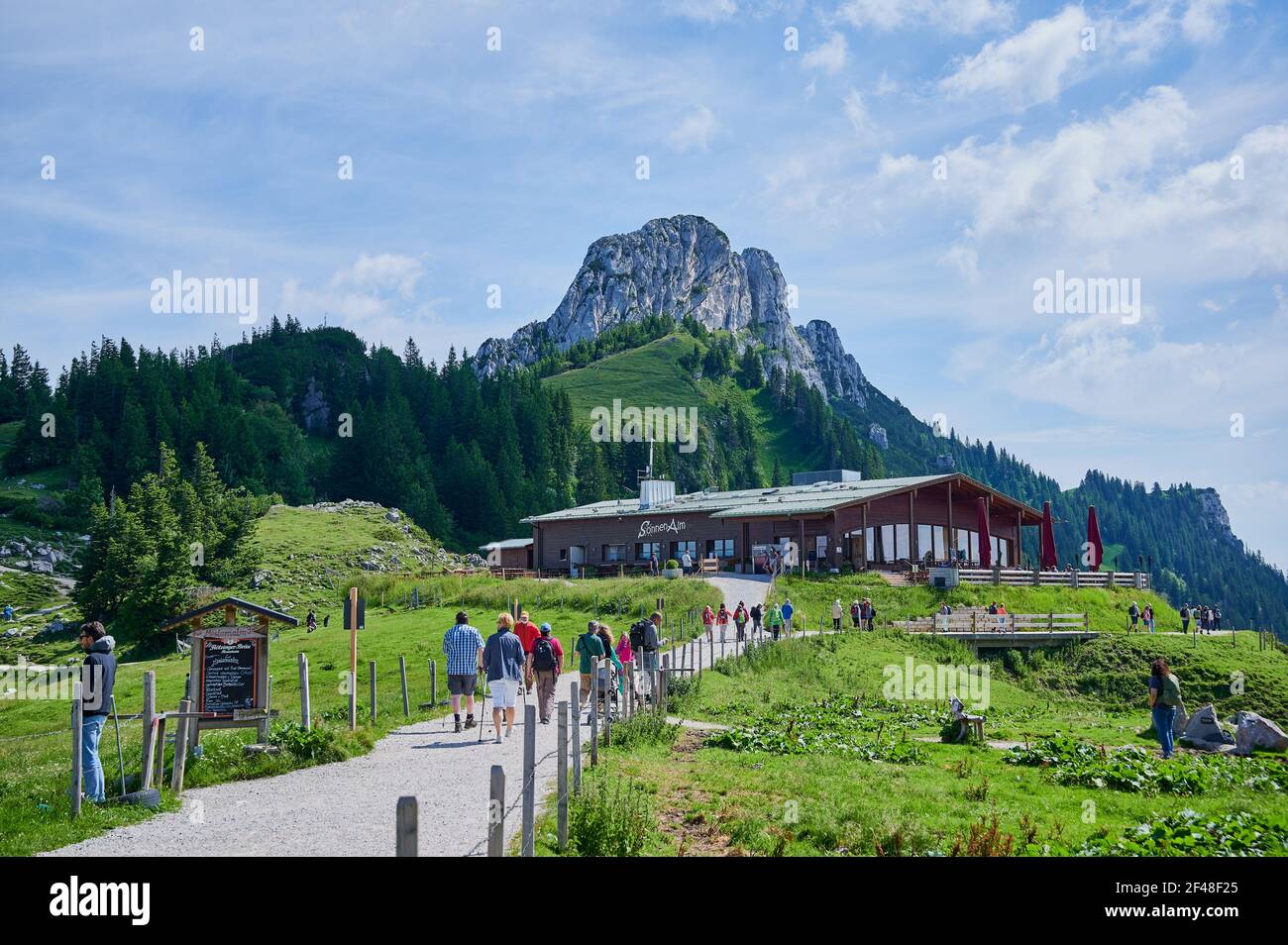 Bergstation der seilbahn an der kampenwand -Fotos und -Bildmaterial in ...