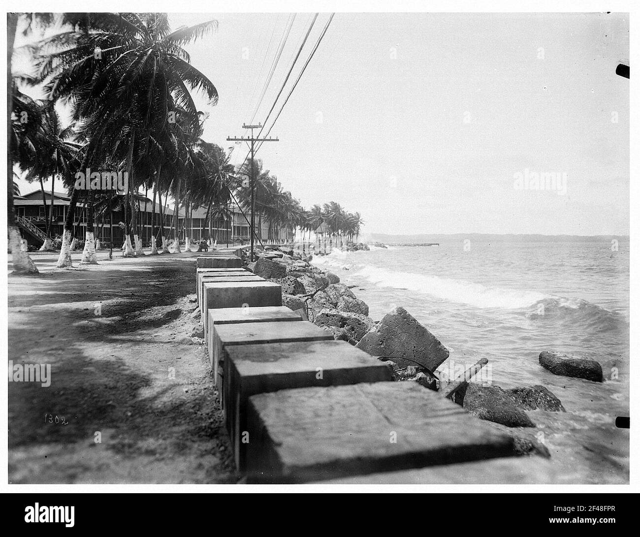 Colón, Panama. Wasserpromade mit Handfläche aktivieren und brechen Stockfoto