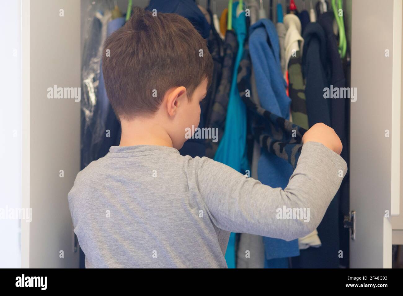 Baby Wahl Kleidung im Kleiderschrank zu Hause Stockfoto