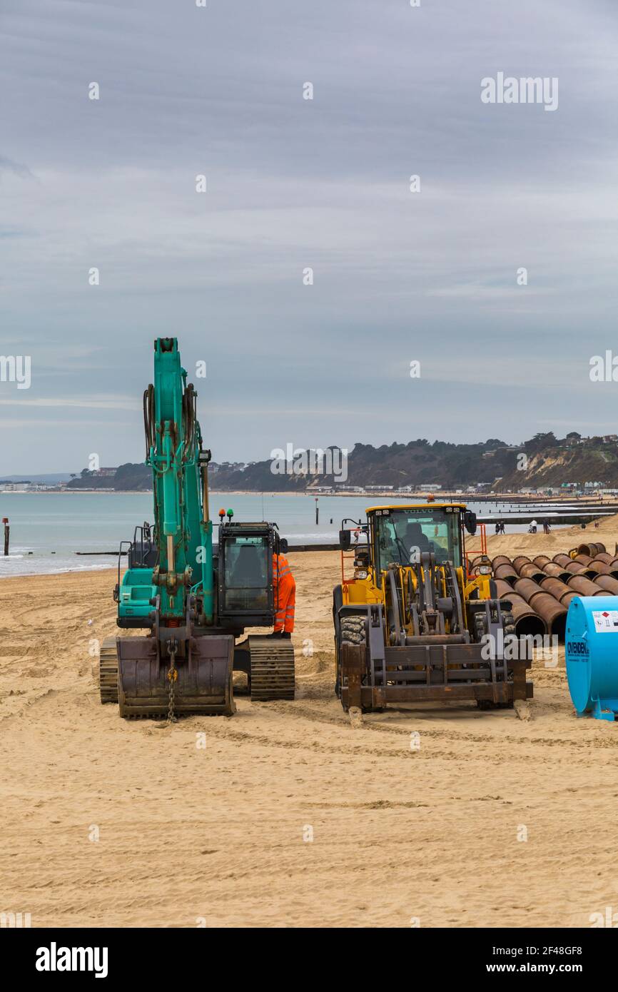 Bagger und schwere Maschinen Ausrüstung an der Strandpromenade von Bournemouth bereit für die Strandauffüllung Arbeit in Bournemouth, Dorset UK im März Stockfoto