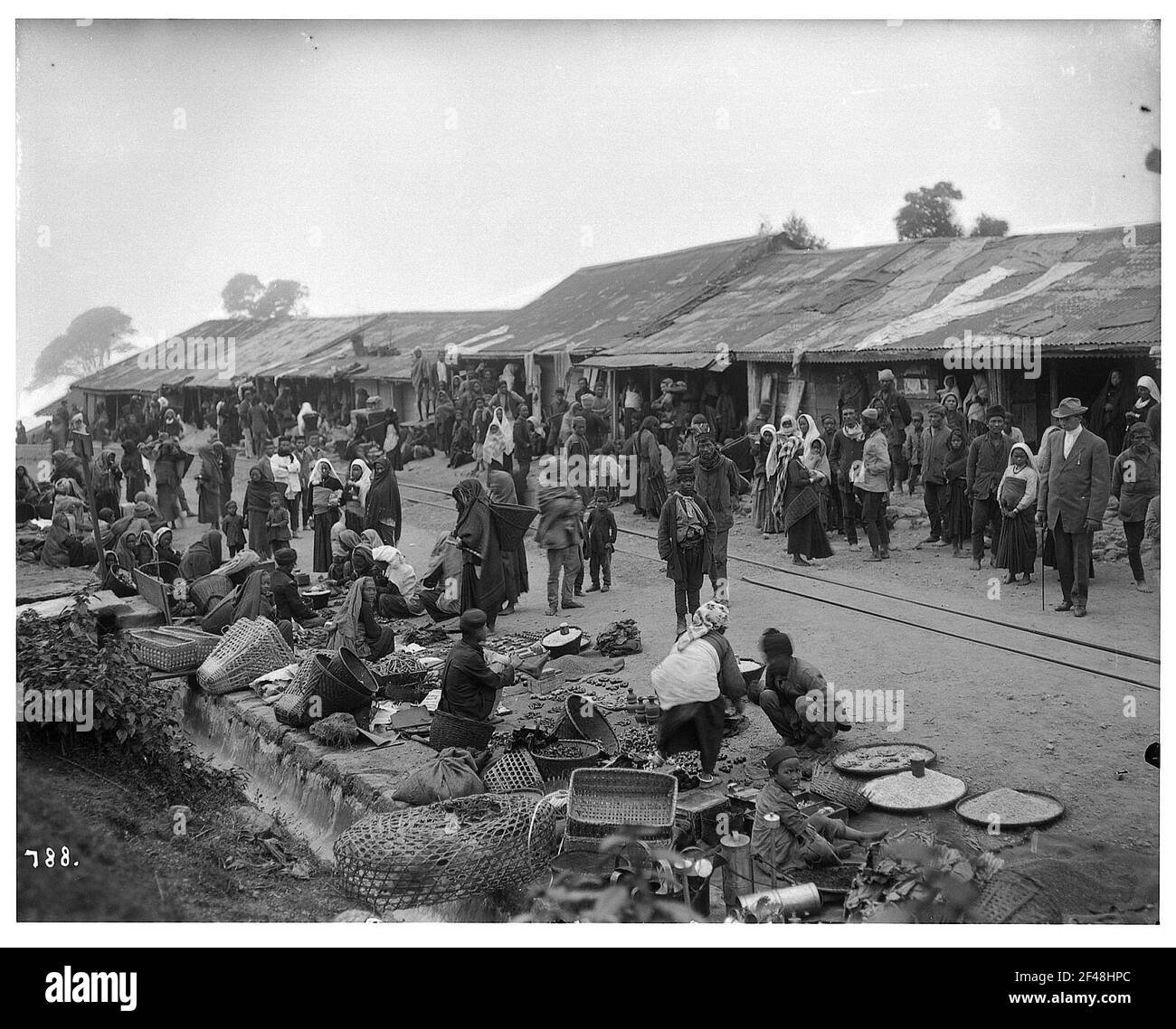 Darjeeling, Indien. Straßenszene mit Straßenhändlern Stockfoto