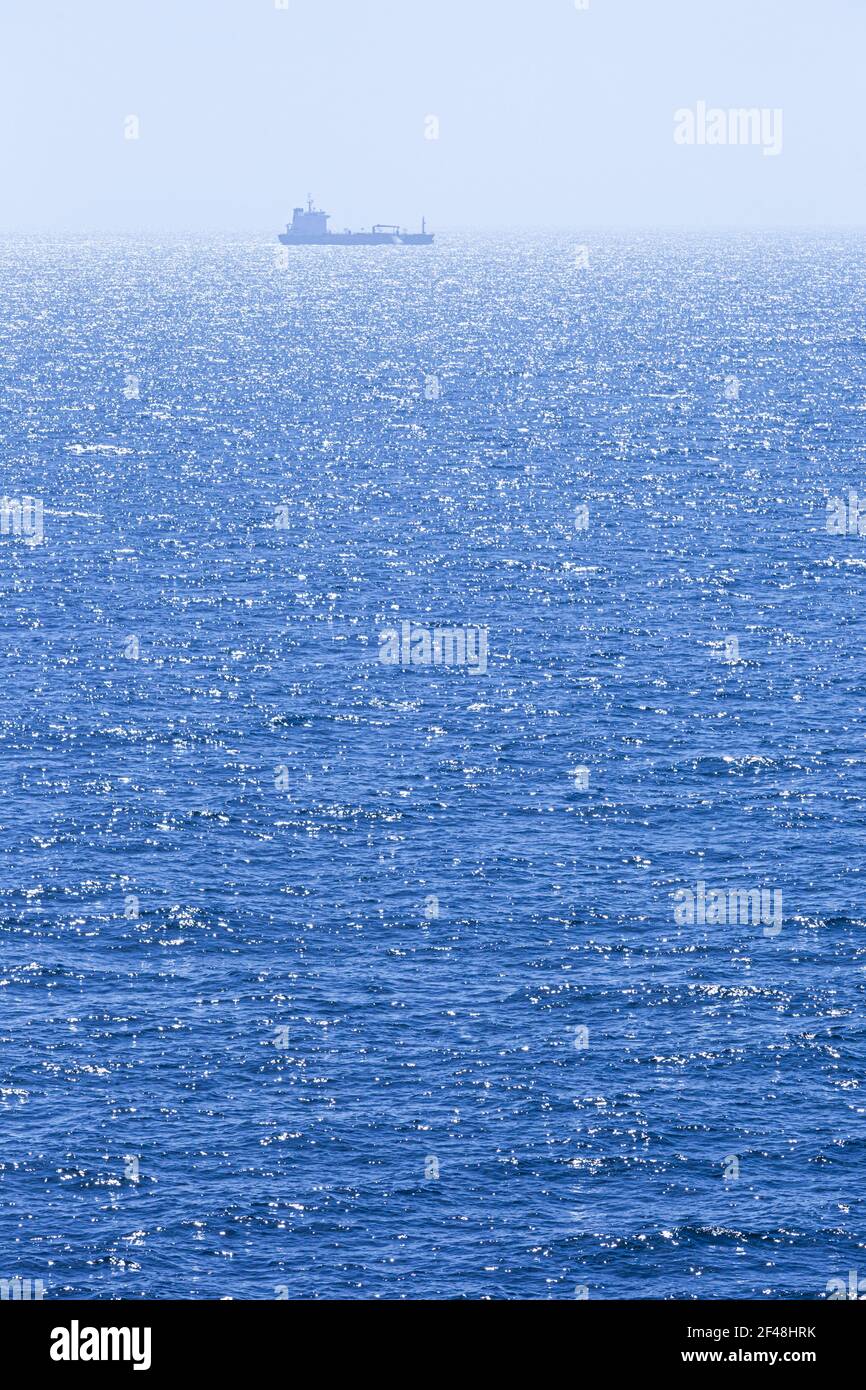 Sonnenlicht schimmern auf das blaue Meer im Ärmelkanal Stockfoto