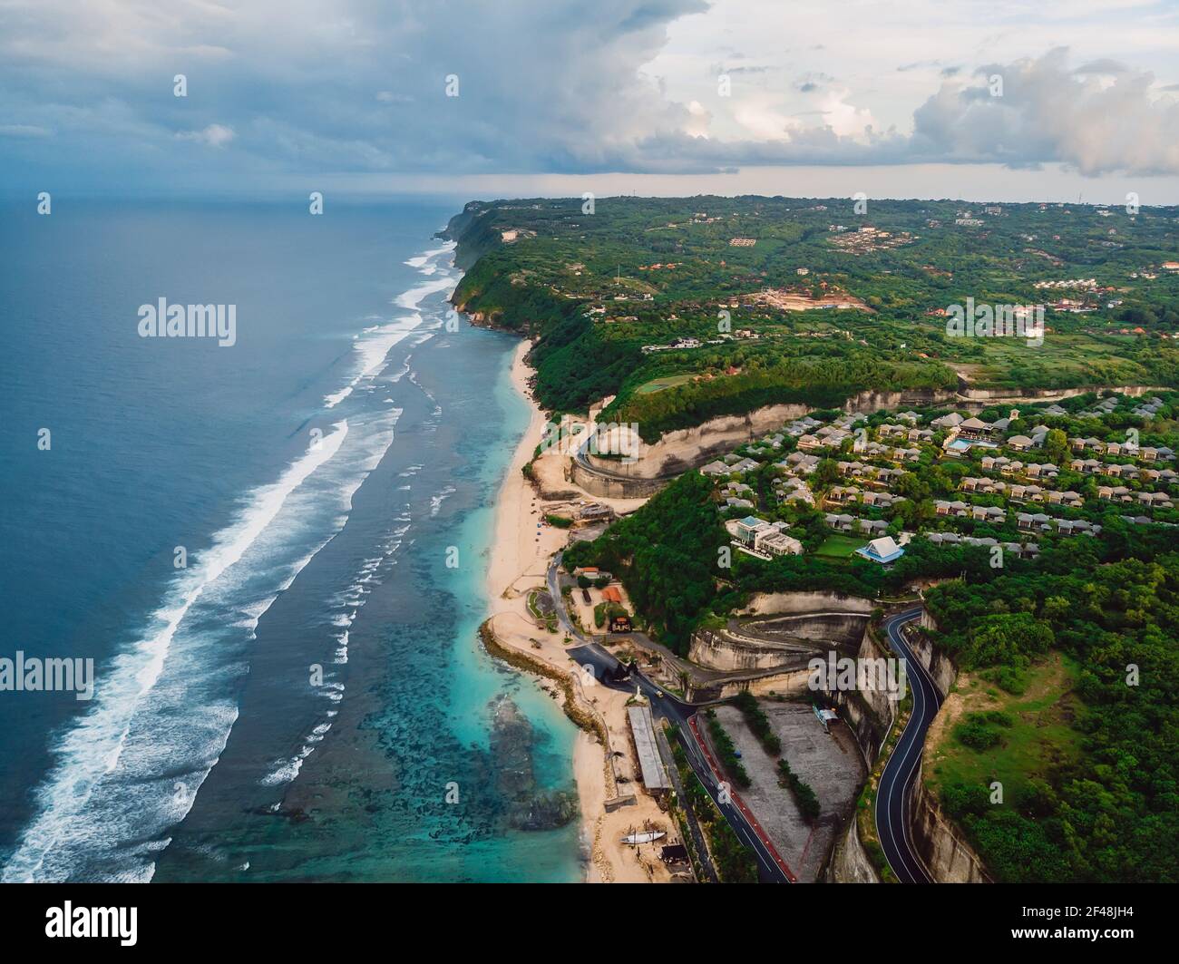 Luftaufnahme des tropischen Strandes mit Meer in Bali, Melasti Strand Stockfoto