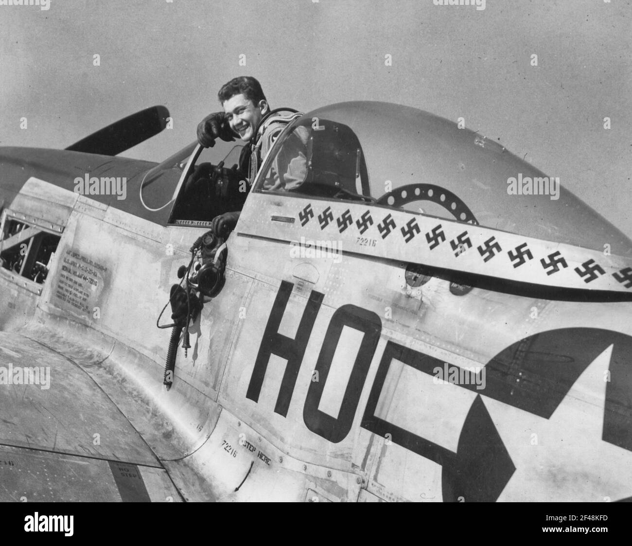 England - Kapitän Raymond H. Littge aus Altenburg, Mo., brachte seine Punktzahl auf 23 1/2 deutsche Flugzeuge zerstört (10 1/2 in der Luft, 13 Boden), indem er neun Boden tötet zu seinem Rekord in zwei Tagen der Boden Straffing. Der 21-jährige 352Nd North American P-51 Mustang Stockfoto