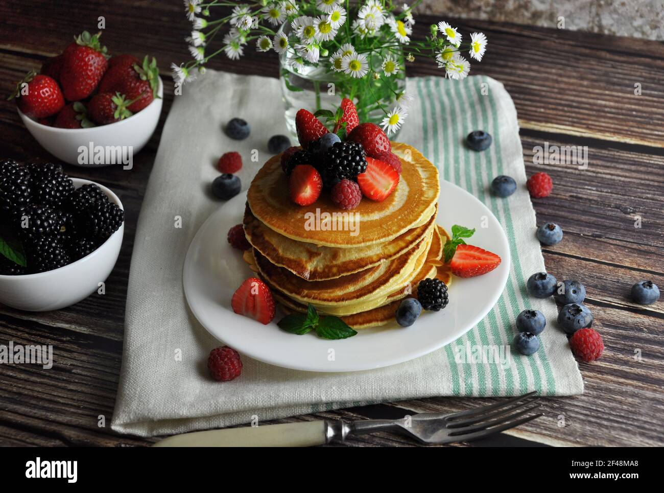 Leckere Pfannkuchen mit frischen Beeren. Bild zeigt einen hausgemachten flauschigen Pfannkuchen. Vegetarisches Gericht. Weltfood. Stockfoto