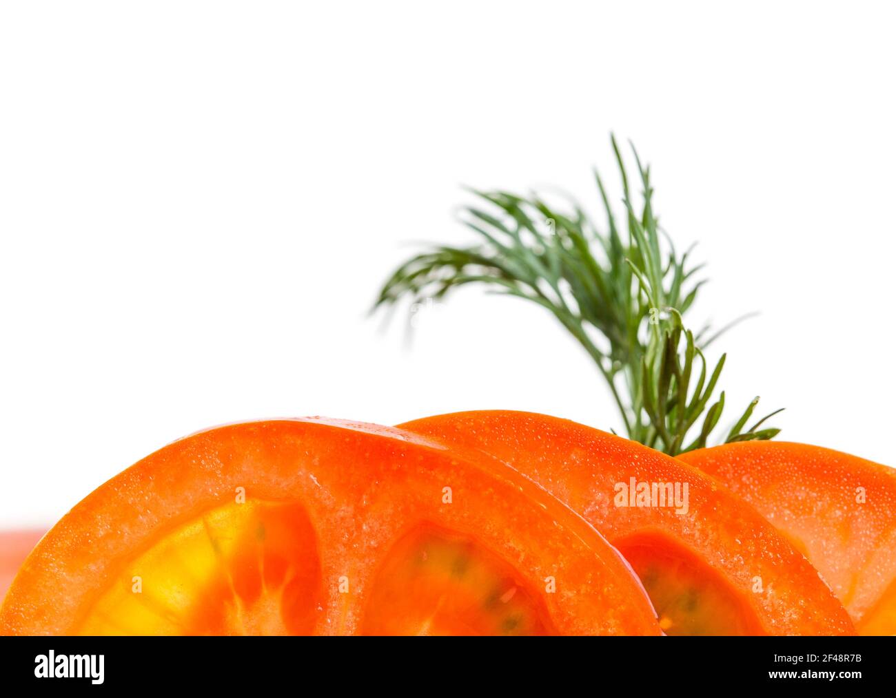 Nahaufnahme von Tomaten und Dill. Makro. Isoliert auf weißem Hintergrund. Stockfoto