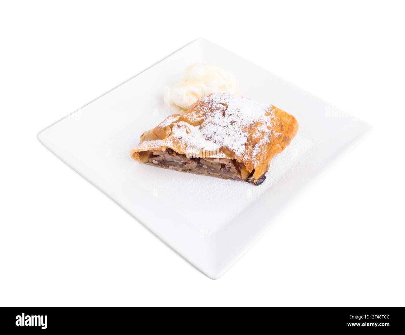 Köstlicher Strudel mit Apfel und Walnüssen. Serviert mit einer Kugel Vanilleeis. Isoliert auf weißem Hintergrund. Stockfoto