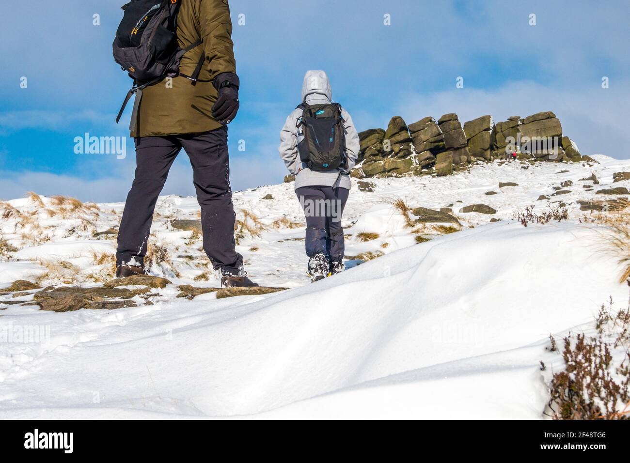 Wanderer auf Kinder Scout im Winterschnee, Peak District National Park, Derbyshire Stockfoto