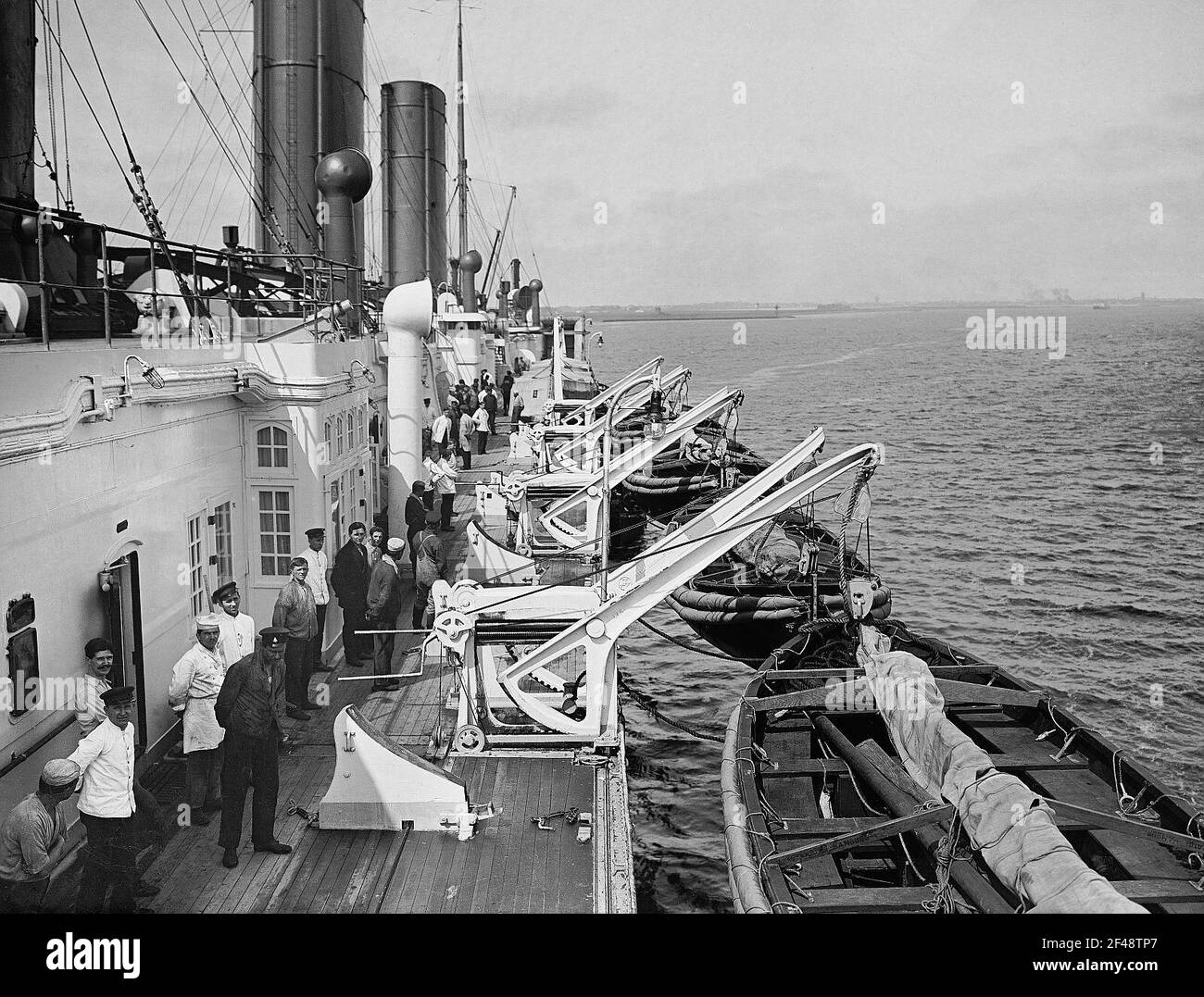 Seeno treten auf das Deck des Tiefsee-Passagierdampfers "Kaiser sah Bäume auf dem Deck der Tiefsee trainieren Beifahrer Dampfer 'Kaiser Stockfoto