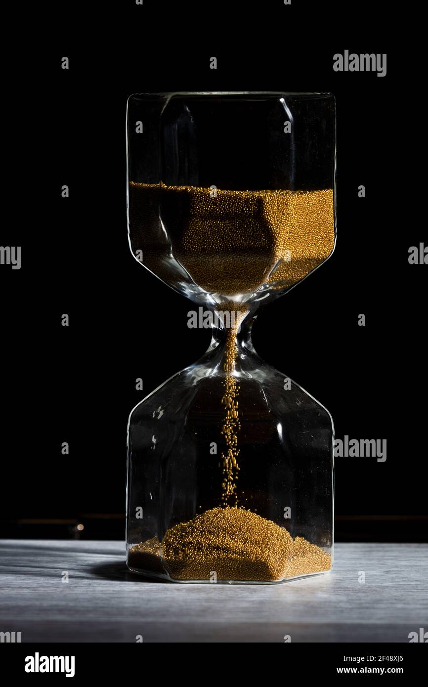 sanduhr der Zeit isoliert auf schwarzem Hintergrund. Stockfoto