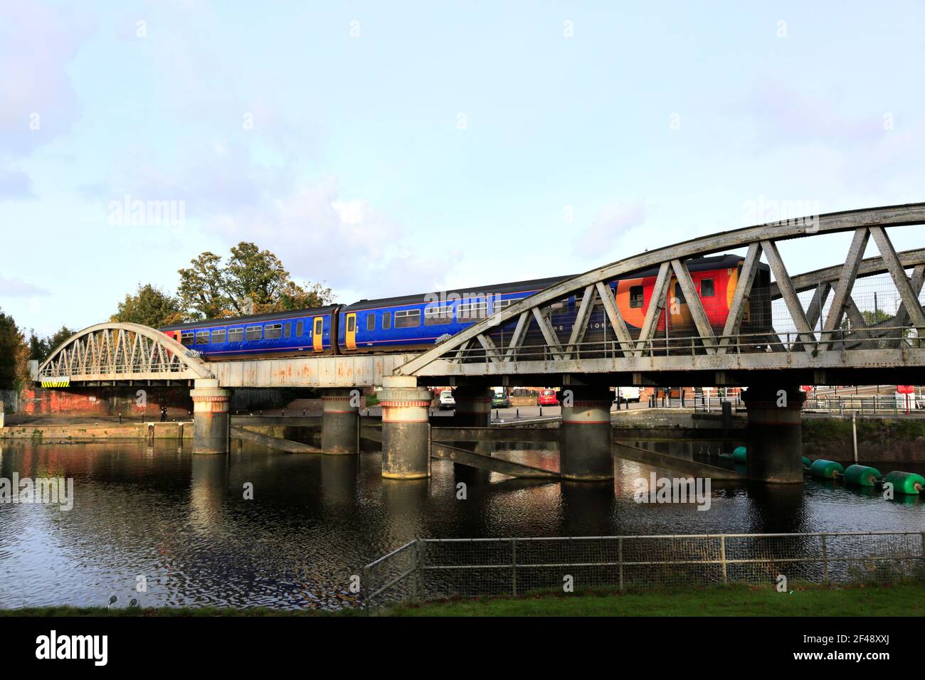 156404 East Midlands Railway Regional, am Fluss Witham Bridge, Boston Town, Lincolnshire County, England, UK Stockfoto