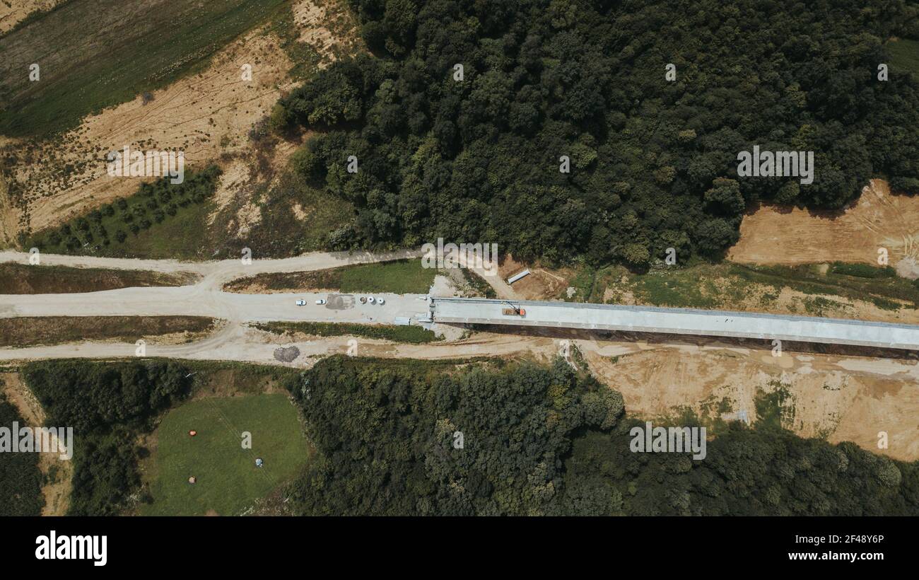 Luftaufnahme einer Straße im Bau, umgeben von Feldern im Bezirk Brcko, Bosnien und Herzegowina Stockfoto