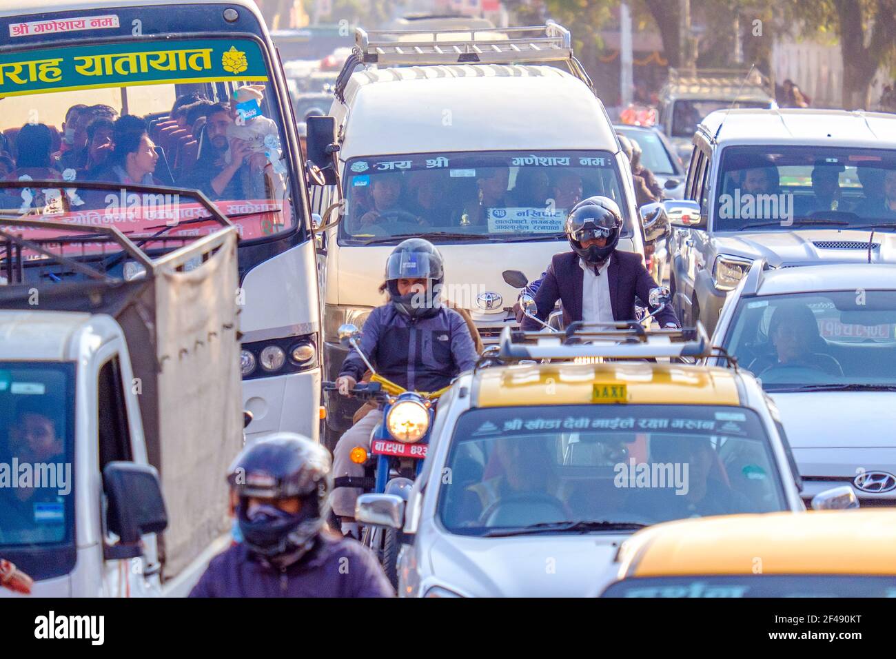 Belebte gecogsted Straße Szene im Zentrum von Kathmandu, Nepal Stockfoto
