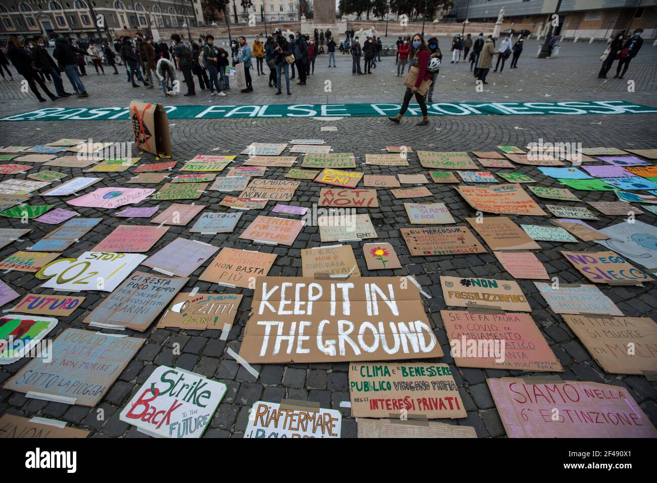 Rom, Italien. März 2021, 19th. Fridays for Future Rom veranstaltete eine Demonstration auf der Piazza del Popolo, um den zweiten Jahrestag der Global Strike for Future Demonstration zu feiern. Die Kundgebung gegen die globale Erwärmung und den Klimawandel wurde weltweit nach den Aktionen "Fridays for Future" organisiert, die direkt mit Greta Thunberg in Verbindung stehen. Kredit: LSF Foto/Alamy Live Nachrichten Stockfoto