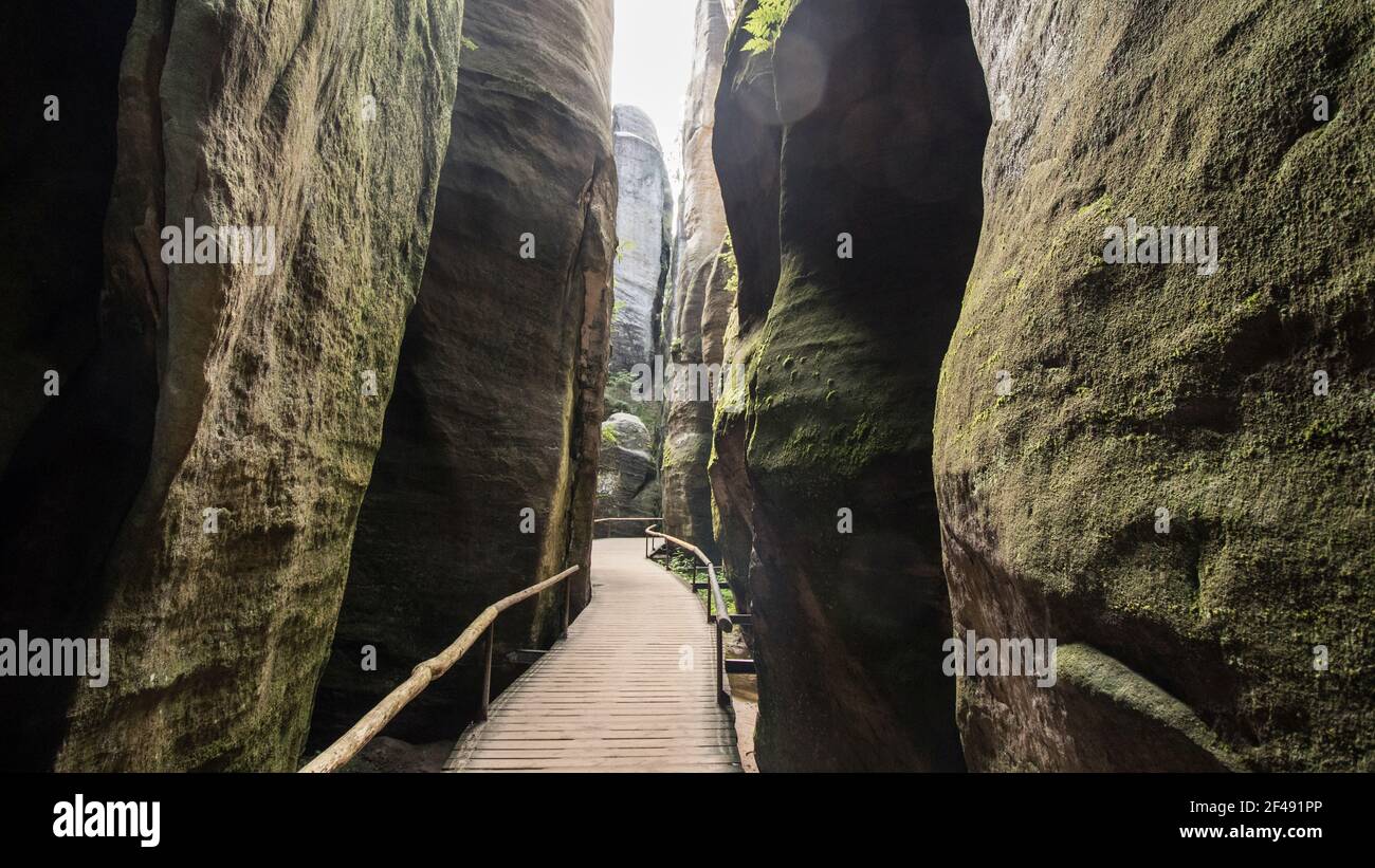 Ein Holzspaziergang durch den atemberaubenden felsigen Nationalpark Adrspach, Tschechien Stockfoto