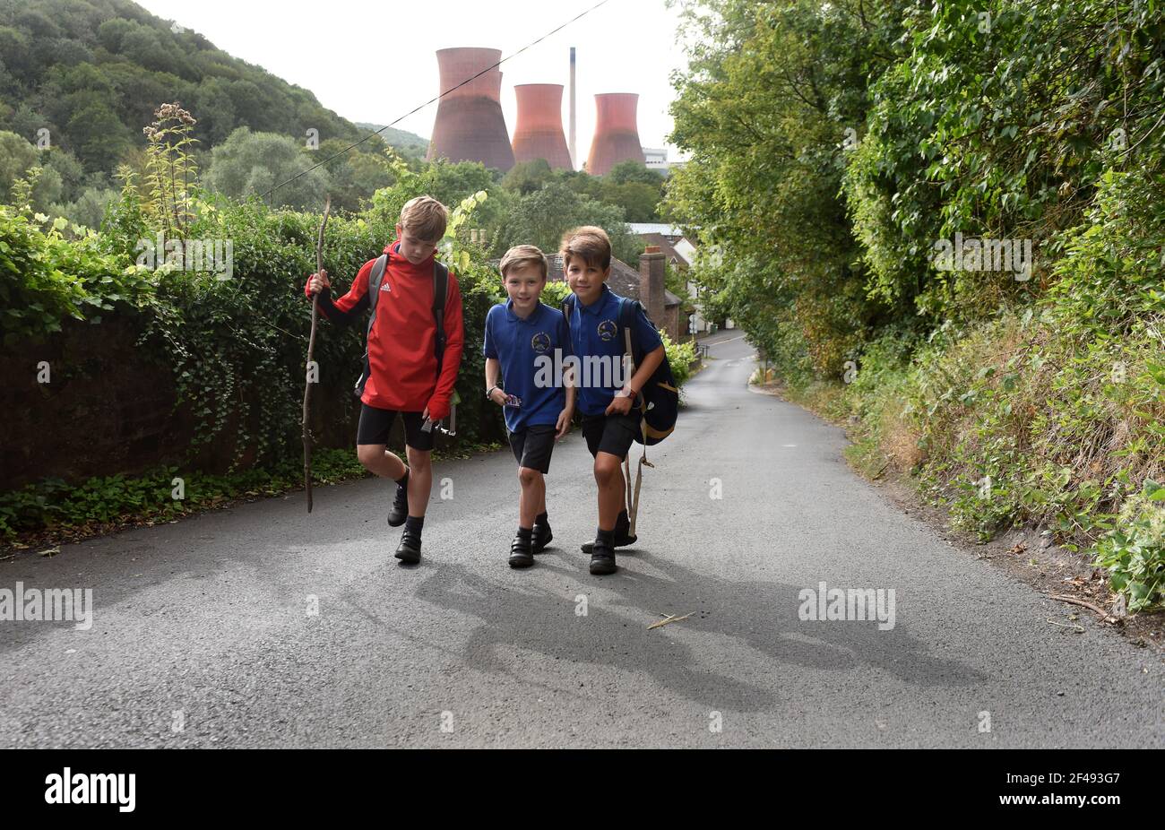 Nach Hause gehen von Schuljungen, die nach einem Schultag den Steep Hill hochlaufen. Schüler Kinder laufen nach Hause Steep Hill Britain UK. BILD VON DAVID BAGNALL Stockfoto