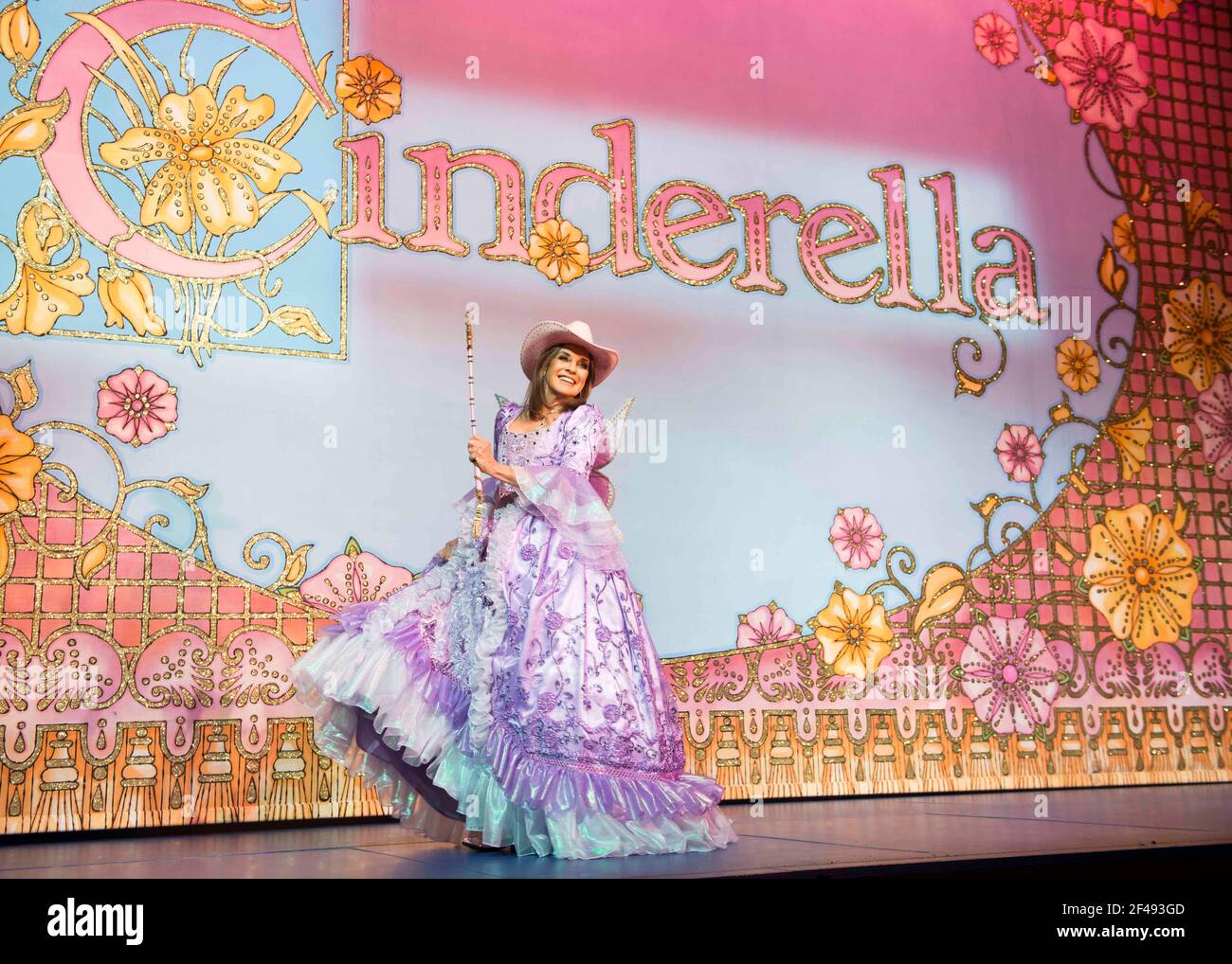 Linda Gray auf der Bühne als die gute Fee im Cinderella Fotoanruf im New Wimbledon Theatre, Wimbledon - London Stockfoto