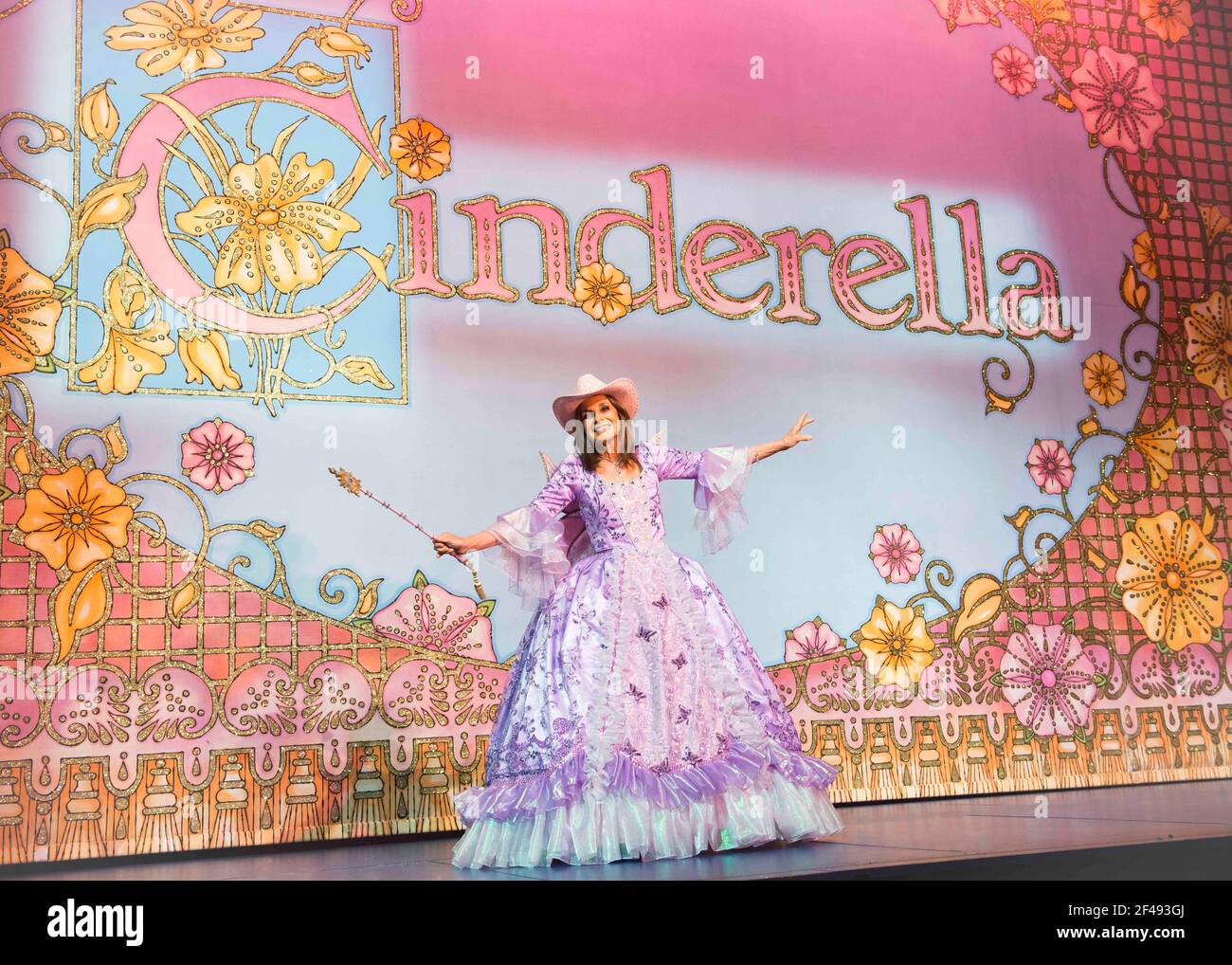Linda Gray auf der Bühne als die gute Fee im Cinderella Fotoanruf im New Wimbledon Theatre, Wimbledon - London Stockfoto