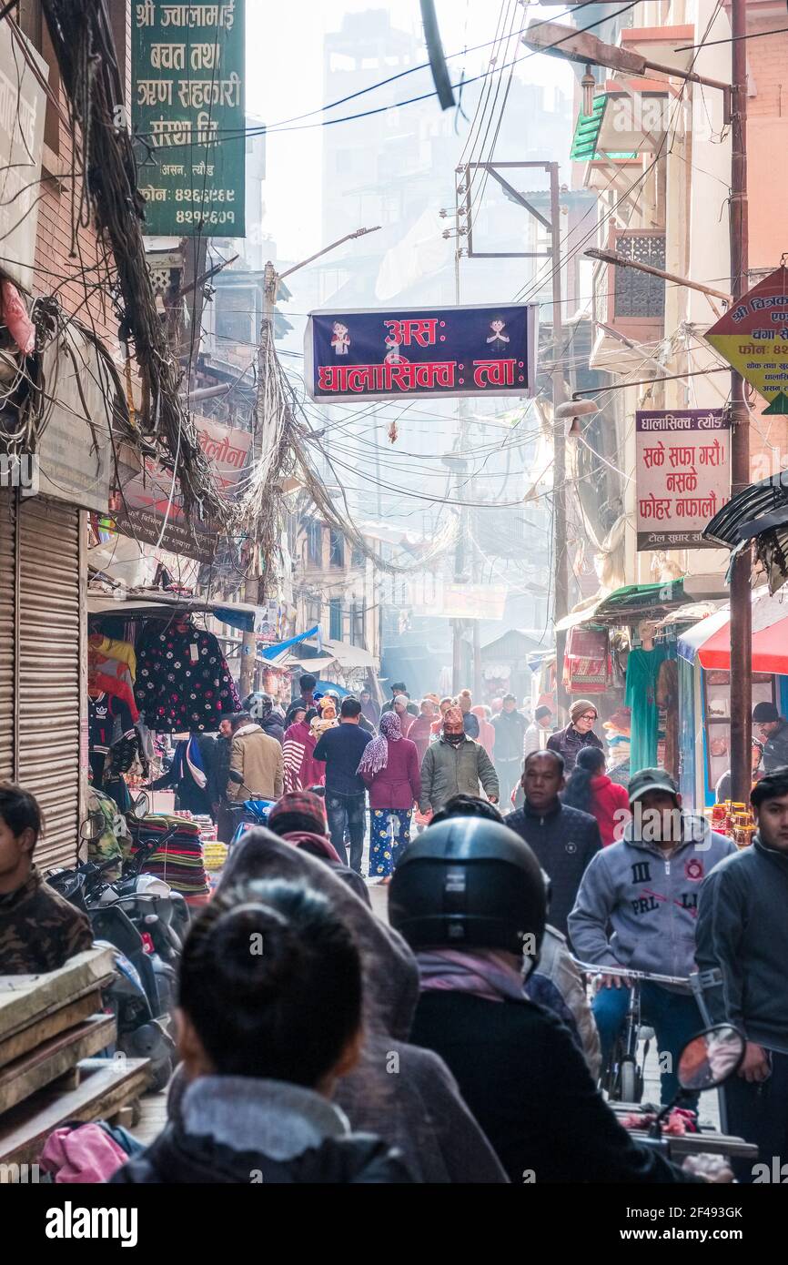 Belebte Hinterstraße im Zentrum von Kathmandu, Nepal Stockfoto