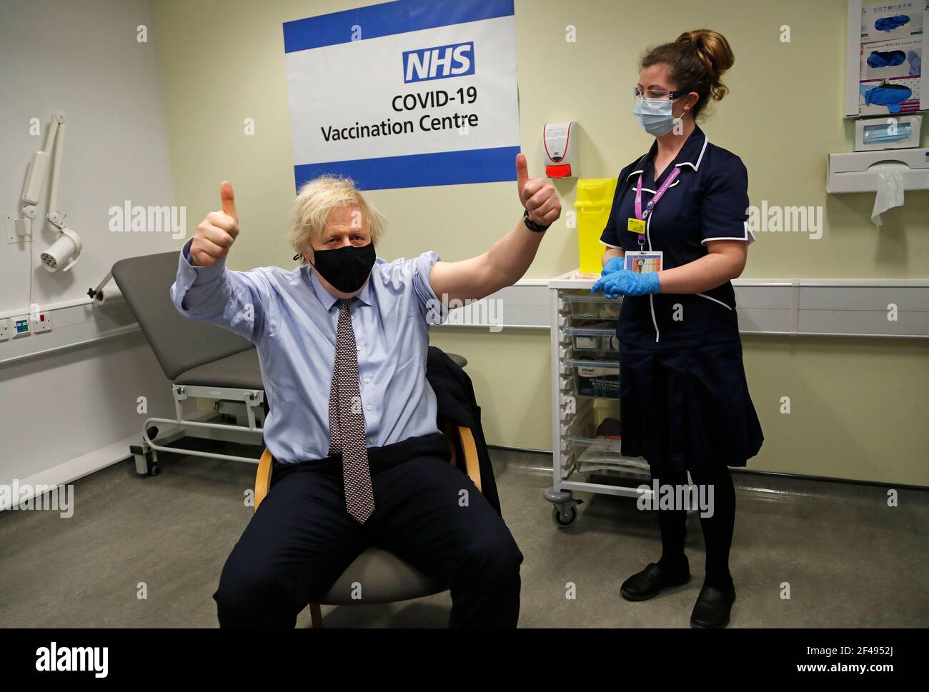 Premierminister Boris Johnson gibt Daumen nach Erhalt der ersten Dosis des Impfstoffs AstraZeneca durch Krankenschwester und Clinical Pod Lead, Lily Harrington, im Westminster Bridge Impfzentrum am St. Thomas' Hospital in London. Bilddatum: Freitag, 19. März 2021. Stockfoto