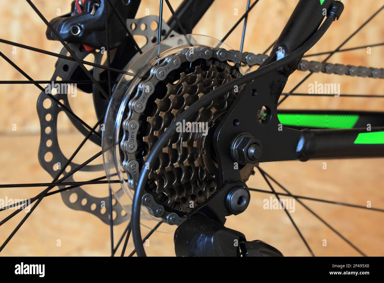 Neue Hinterradachse und Kette für Fahrräder Stockfoto
