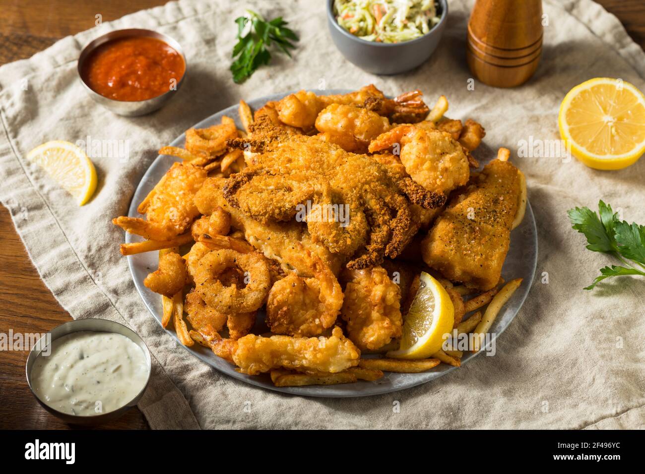 Hausgemachte fritierte Seafood Platte mit Fries und Tartar Sauce Stockfoto
