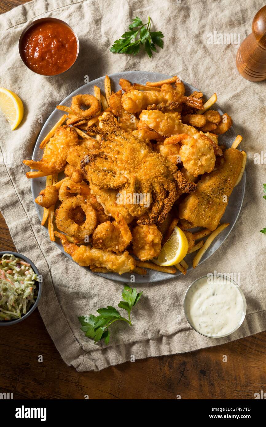 Hausgemachte fritierte Seafood Platte mit Fries und Tartar Sauce Stockfoto