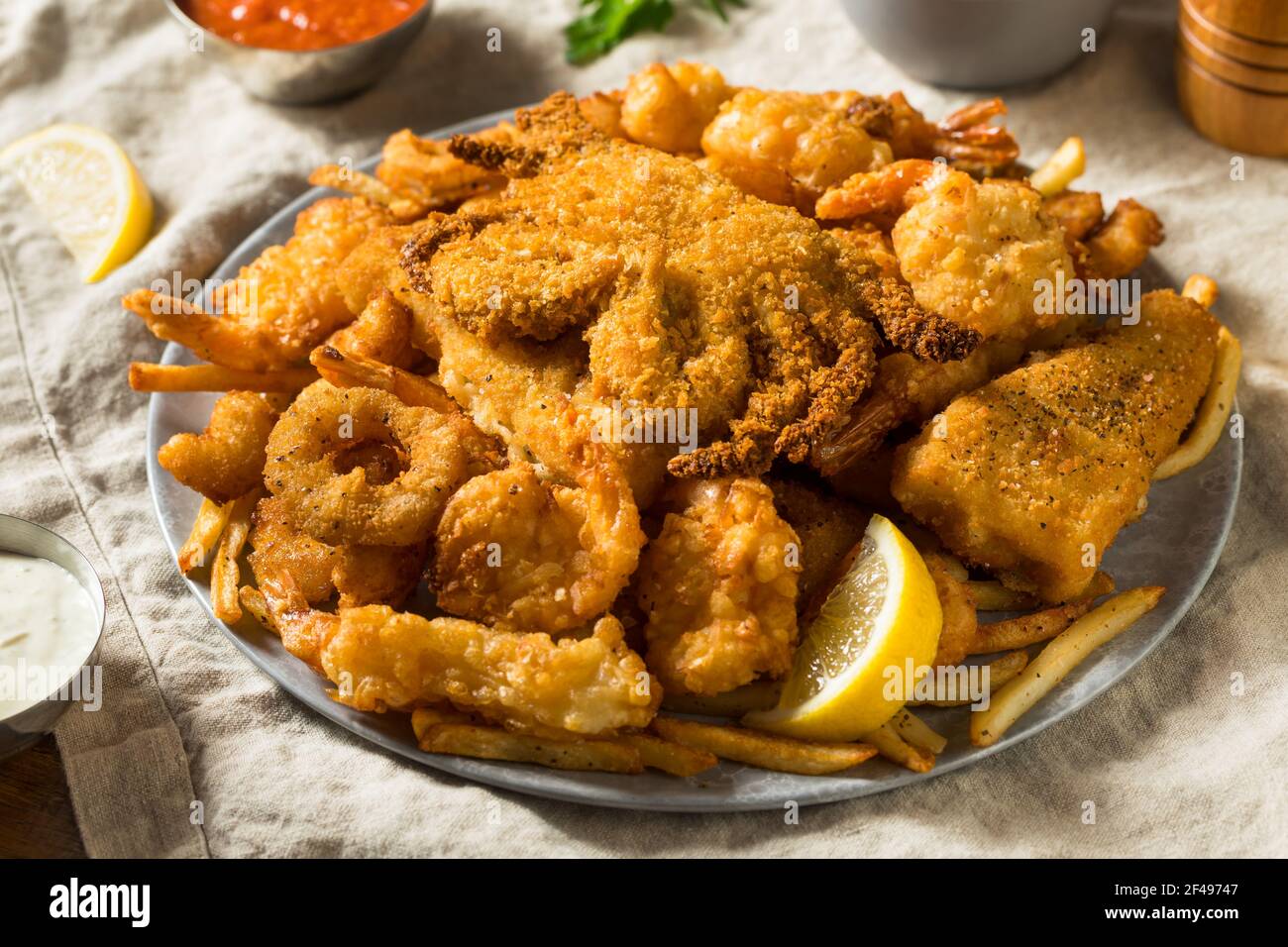 Hausgemachte fritierte Seafood Platte mit Fries und Tartar Sauce Stockfoto