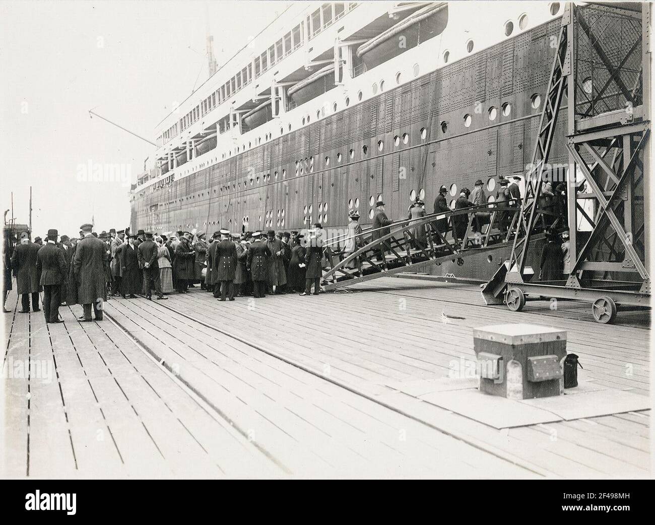 Weltreise, Hochsee-Passagierdampfer der Hamburg-Amerika-Linie. Touristen gehen an Bord eines Kreuzfahrtschiffes, wahrscheinlich der Cleveland Stockfoto